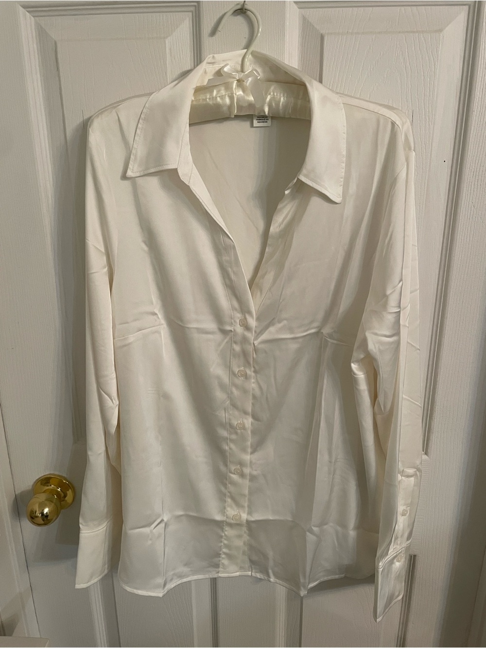 ✨ H&M Ivory Satin Button-Up Blouse Size L - Picture 3 of 8